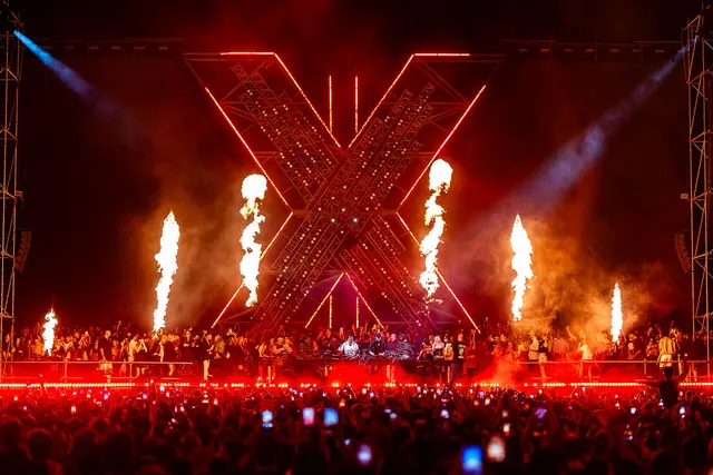 X by Adriatique: alevli X sahnesi ve kalabalık, Ataköy Marina Arena