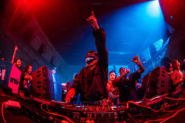 Travis Scott kulüp gecesi: kırmızı ve mavi ışık altında DJ kabini, Tersane İstanbul